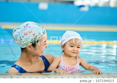 ベビースイミング　母と子 107294023