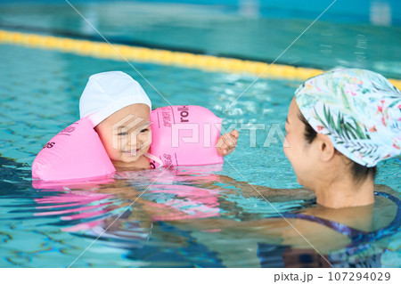 ベビースイミング　母と子 107294029