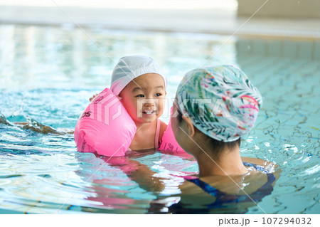 ベビースイミング　母と子 107294032