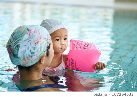 ベビースイミング　母と子 107294033