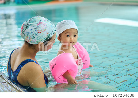 ベビースイミング　母と子 107294039