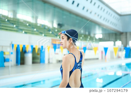競泳水着姿の女性 107294179