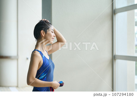 競泳水着姿の女性 競泳水着姿の女性 107294180