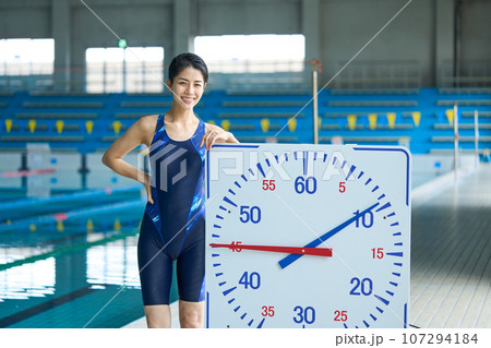 競泳水着姿の女性 競泳水着姿の女性 107294184