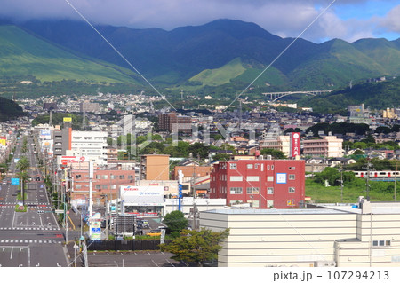 湯けむりが立ち並ぶ別府の市街地と扇山（大平山） 107294213