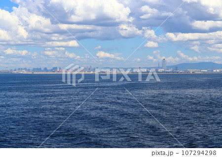 工事中の大阪万博会場 夢洲の建設工事中の風景と南港のトレードセンター 107294298