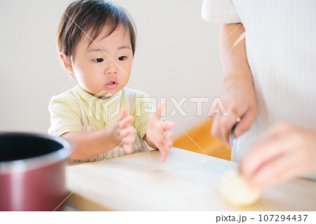 ママと一緒に料理をする1歳の赤ちゃん お手伝い ママと一緒に料理をする1歳の赤ちゃん お手伝い 107294437