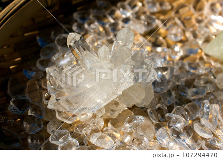 朝日で浄化　水晶クラスター 107294470