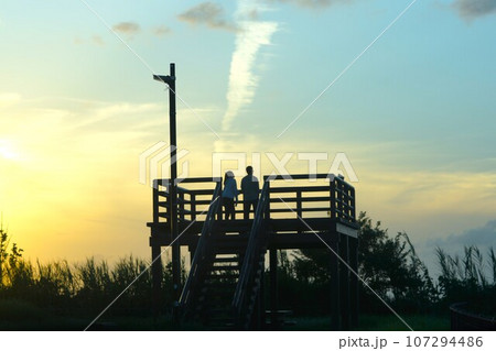 夕焼観賞の二人。 107294486