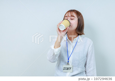 コーヒーを飲む若い女性スタッフ 107294636