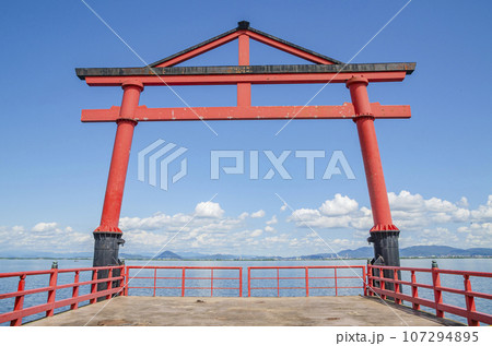 琵琶湖湖畔の山王鳥居 107294895