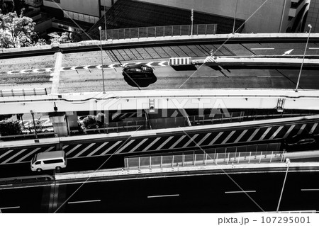 首都高速の俯瞰 横浜金港ジャンクション付近 2023　b-5 硬調モノクロ 107295001