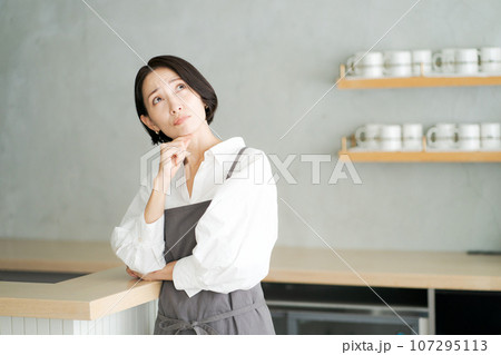 カフェで働く女性の画像 107295113
