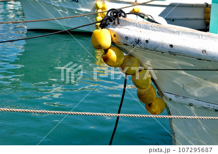 用宗漁港の漁船のもやい 107295687