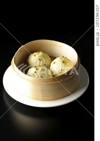 蒸籠で蒸された小籠包を黒背景で撮影 蒸籠で蒸された小籠包を黒背景で撮影 107296307
