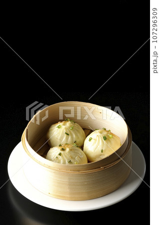 蒸籠で蒸された小籠包を黒背景で撮影 107296309