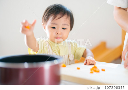 ママと一緒に料理をする1歳の赤ちゃん お手伝い ママと一緒に料理をする1歳の赤ちゃん お手伝い 107296355