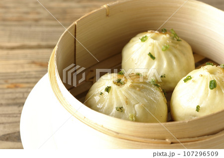 蒸籠で蒸された小籠包 蒸籠で蒸された小籠包 107296509