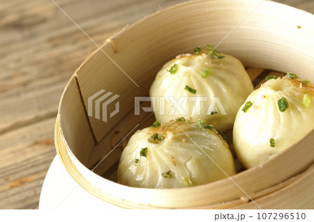 蒸籠で蒸された小籠包 蒸籠で蒸された小籠包 107296510