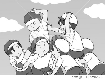 騎馬戦する小学生 背景あり グレー 107296529