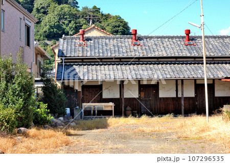 漁師町の裏路地使われなくなった作業場 107296535