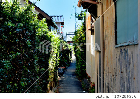 漁師町の裏路地風景 107296536