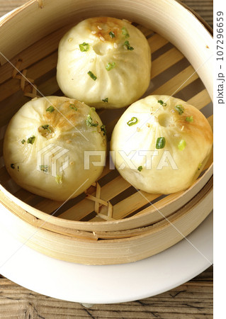 蒸籠で蒸された小籠包を俯瞰で撮影 107296659