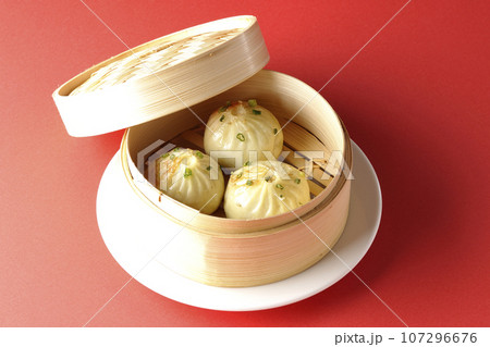 蒸籠で蒸された小籠包 107296676