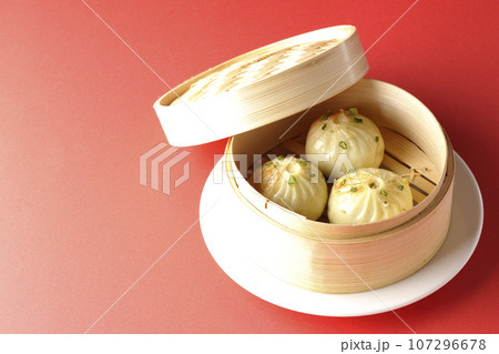 蒸籠で蒸された小籠包 蒸籠で蒸された小籠包 107296678