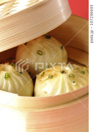 蒸籠で蒸された小籠包 107296695