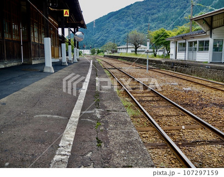 長良川鉄道、郡上八幡駅、郡上おどり、駅舎、跨線橋、ホーム、城下町 長良川鉄道、郡上八幡駅、郡上おどり、駅舎、跨線橋、ホーム、城下町 107297159
