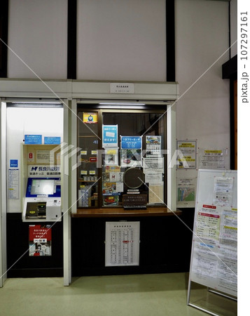 長良川鉄道、郡上八幡駅、郡上おどり、駅舎、跨線橋、ホーム、城下町 長良川鉄道、郡上八幡駅、郡上おどり、駅舎、跨線橋、ホーム、城下町 107297161