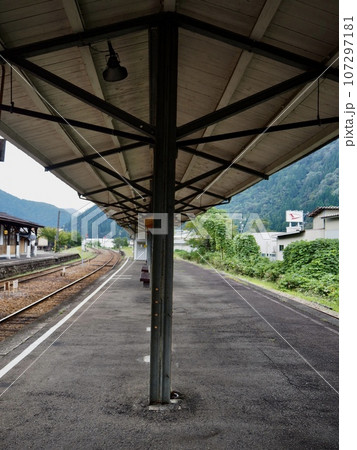 長良川鉄道、郡上八幡駅、郡上おどり、駅舎、跨線橋、ホーム、城下町 長良川鉄道、郡上八幡駅、郡上おどり、駅舎、跨線橋、ホーム、城下町 107297181