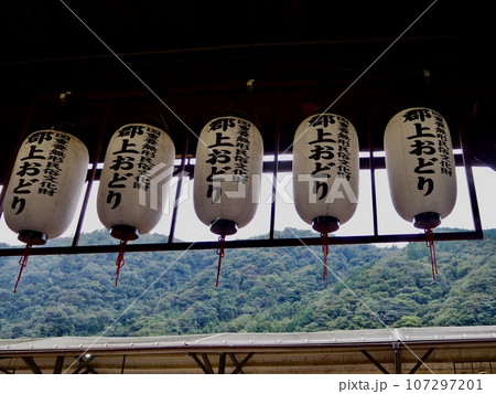 長良川鉄道、郡上八幡駅、郡上おどり、駅舎、跨線橋、ホーム、城下町 107297201