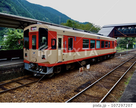 長良川鉄道、郡上八幡駅、郡上おどり、駅舎、跨線橋、ホーム、城下町 107297207