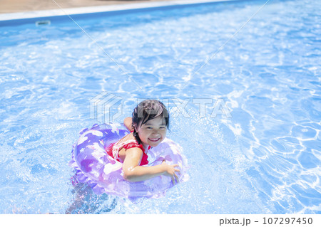 夏休みにプールで遊ぶ女の子 夏休みにプールで遊ぶ女の子 107297450