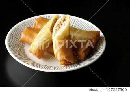 点心の一種春巻きを黒背景で撮影 107297500