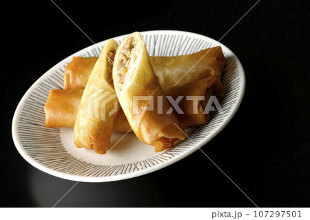 点心の一種春巻きを黒背景で撮影 点心の一種春巻きを黒背景で撮影 107297501
