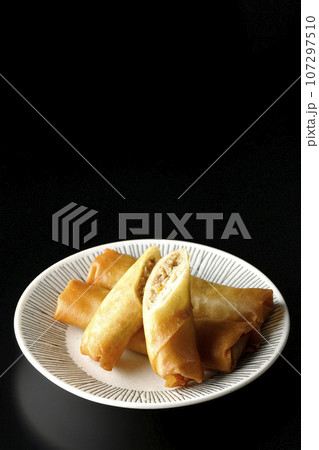 点心の一種春巻きを黒背景で撮影 107297510