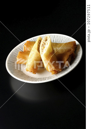 点心の一種春巻きを黒背景で撮影 107297511