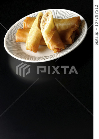 点心の一種春巻きを黒背景で撮影 107297512