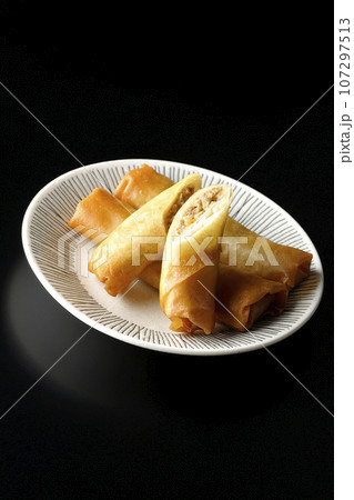 点心の一種春巻きを黒背景で撮影 107297513