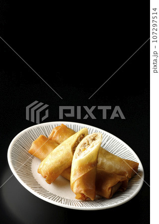 点心の一種春巻きを黒背景で撮影 107297514