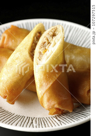 点心の一種春巻きを黒背景で撮影 107297515