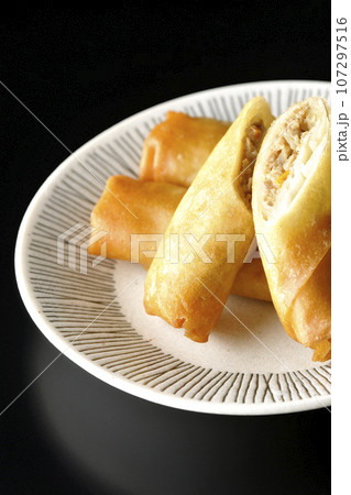 点心の一種春巻きを黒背景で撮影 107297516