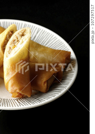 点心の一種春巻きを黒背景で撮影 107297517
