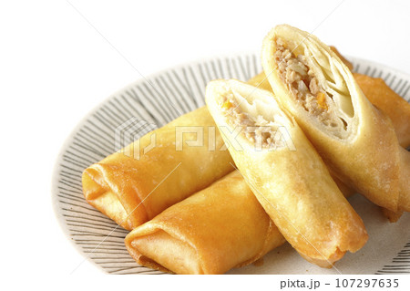 点心の一種春巻きを白背景で撮影 107297635