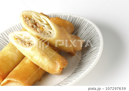 点心の一種春巻きを白背景で撮影 107297639