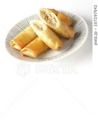 点心の一種春巻きを白背景で撮影 107297642