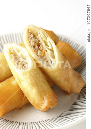 点心の一種春巻きを白背景で撮影 107297647